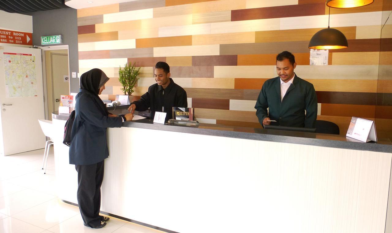 Uptown Subang Airport Hotel Шах Алам Екстериор снимка